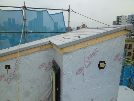 外壁防水紙貼り及び屋根工事